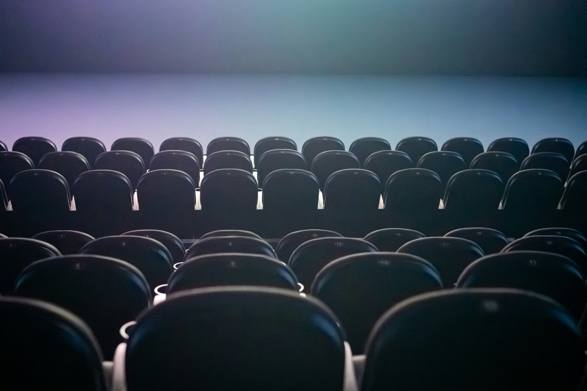 Tyhjä auditorio ennen SEO-koulutuksen alkua — osaaminen siirtyy käytäntöön